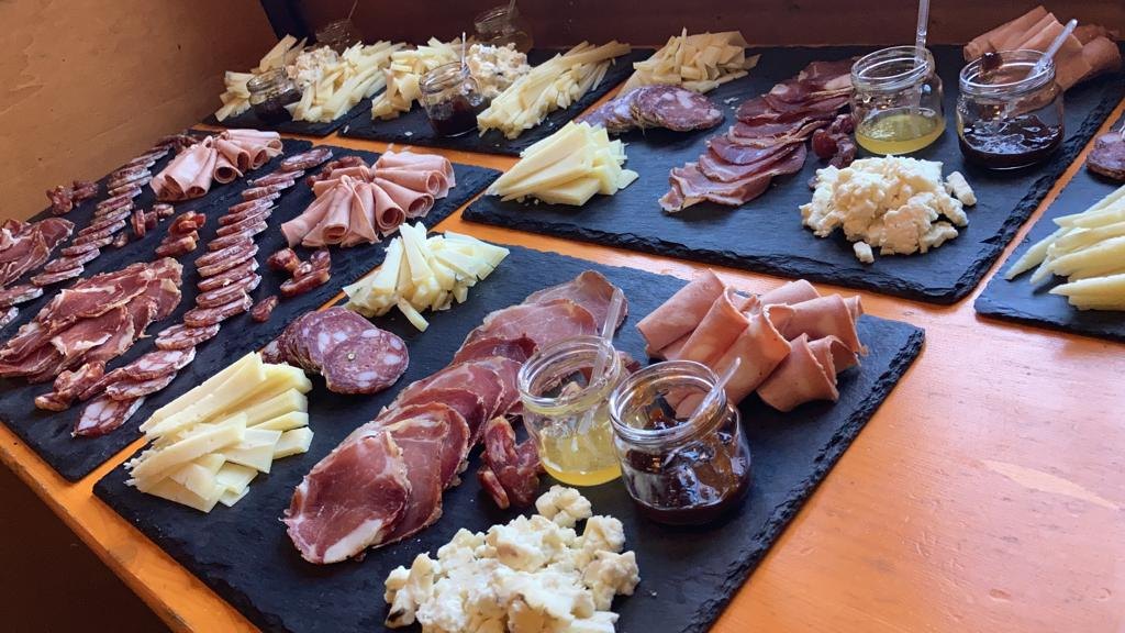 La tavola del ristoro preparata per gli ospiti